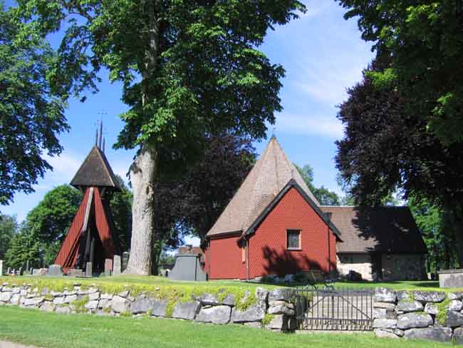 Kvistbro kyrka, östra fasden och klockstapeln