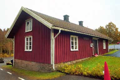 Sockenstugan som ligger nordväst om Mossebo kyrka, från SV.
