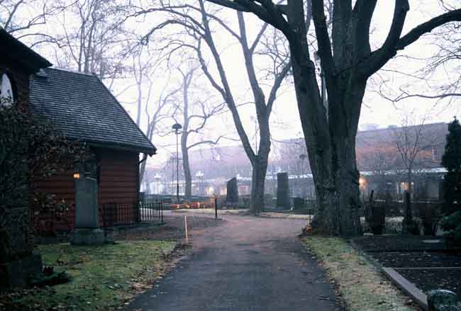 Karlskoga kyrka ligger mitt i samhället.