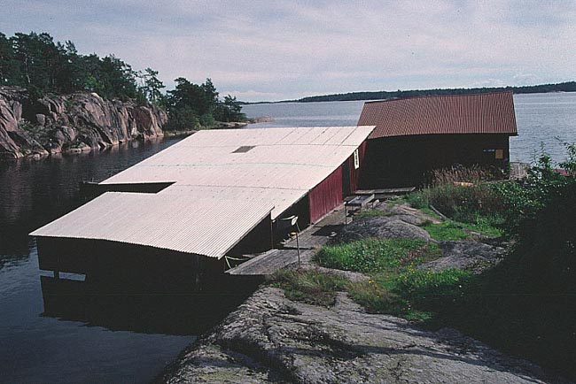 Närmast i bild nr 9005, båthus.