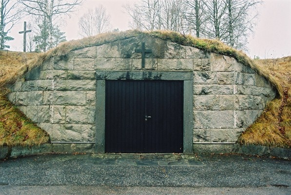 Bårhuset sydöst om Kinnarumma kyrka, från NÖ.