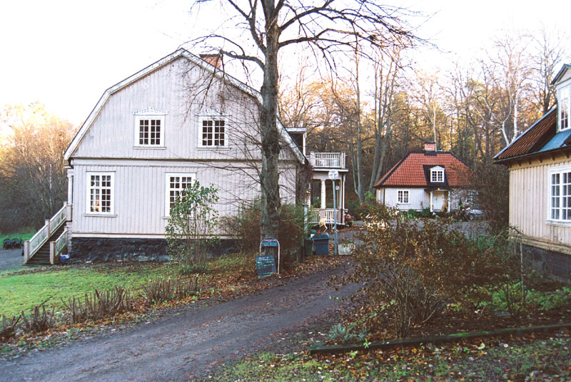 Foto från sydväst, corps-de-logiet till vänster, flyglarna till höger. 