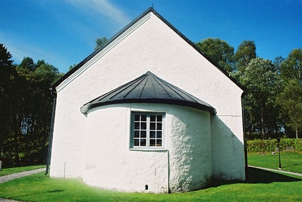 Östfasad med vidbyggd halvrund sakristia på Hulareds kyrka sedd från Ö.