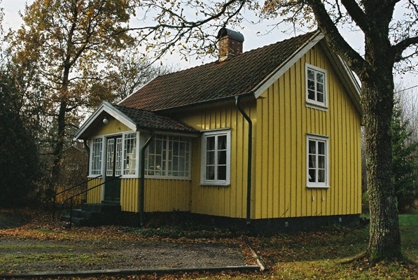 Liten stuga nära Timmerviks kyrka.