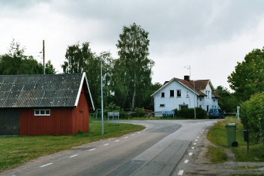 Vägskäl med f.d. lanthandel i Barne-Åsaka. Neg.nr. 04/156:18. JPG. 