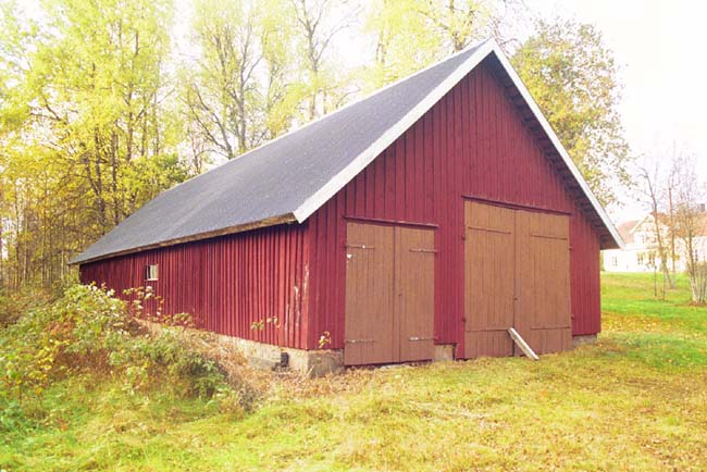 De gamla kyrkstallarna sydöst om prästgården invid Dalstorps kyrka.