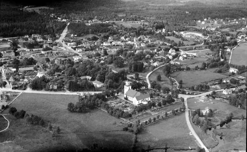 Flygbild över Osby kyrka från sydöst	

	
