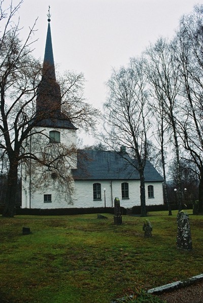 Kinnarumma kyrka med omgivande begravningsplats, från SV.