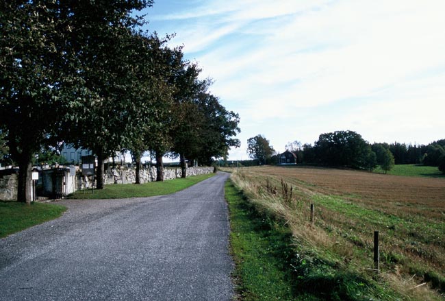 Kyrkplatsen ligger på krönet av en ås, där landsvägen förr gick förbi utanför kyrkogårdsgrinden. 