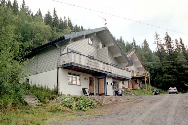 Karakteristisk 1980-talsbebyggelse med souterränghus på naturtomter.