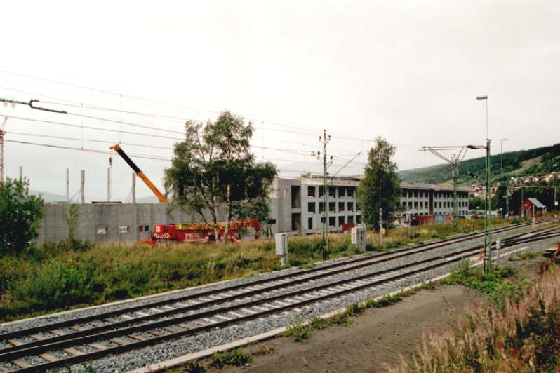 Järnvägen med storsatsningen Multihallen under uppförande.