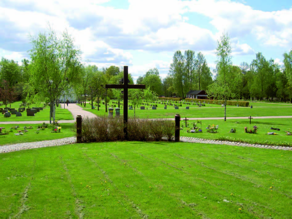 Utsikt över Lessebo kyrkogård från minneslunden.