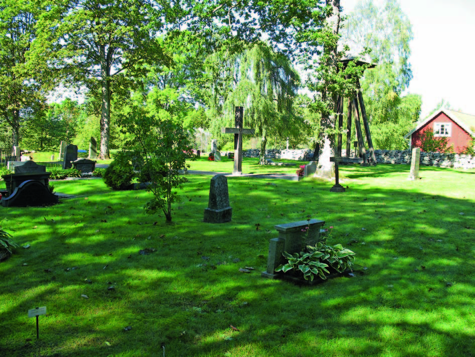 Översikt över kyrkogården. Fotograferat från sydost.
