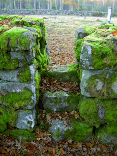 Kyrkogårdens ingång i västra muren.