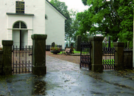 Huvudingången som leder in till kyrkan.