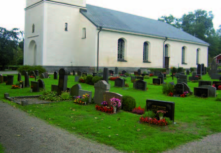 Kvarter J är beläget i den södra delen av den gamla kyrkogården.
Största delen av gravstenarna är huggna i diabas och grå granit vilket
ger en gråsvart kulör till kvarteret.