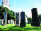 Hamneda kyrkogård präglas av de många högresta diabasstenarna i dess äldre kvarter. De harmonierar med kyrkans rustika stil.