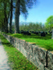 Kyrkogården ramas in av en kallmurad stödmur i
natursten.
