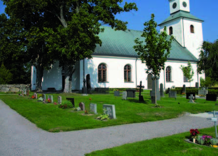 Den västligaste raden som tillhör kvarter E, tillkom vid kyrkogårdsutvidgningen
och skiljer sig markant från den övriga delen av kvarteret.