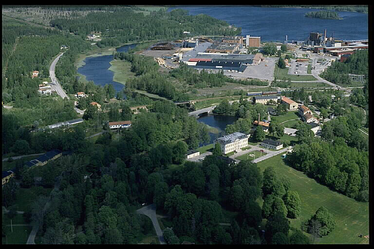 Skinnskatteberg, med Skinnskattebergs herrgård centralt i fotografiets högra fält.