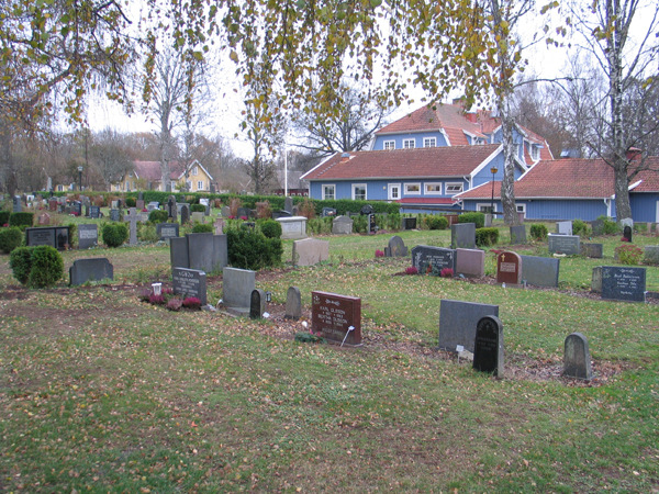 Kvarter E mot sydost. Rester av linjegravsystem närmast i bild. Skolbyggnaden syns i
bakgrunden.