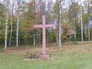 Ceremoniplatsen med korset av röd granit.