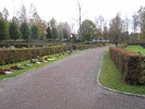 En av kyrkogårdens grusgångar. Till vänster kv B och A, tillhöger kv E.