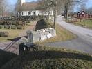 Kyrkogårdens omgärdning, vallmur och trädkrans, i
öster. 