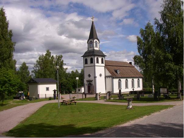 Kyrkogården och kyrkobyggnaden från sydost. 