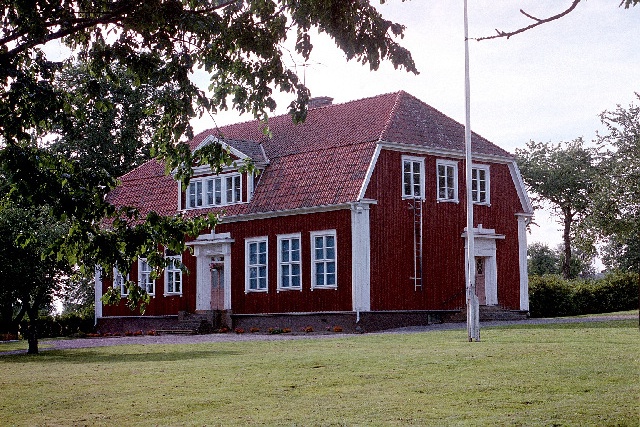 Marka kyrkomiljö fd skolbyggnad nordöst om kyrkan. Negnr 01/279:24