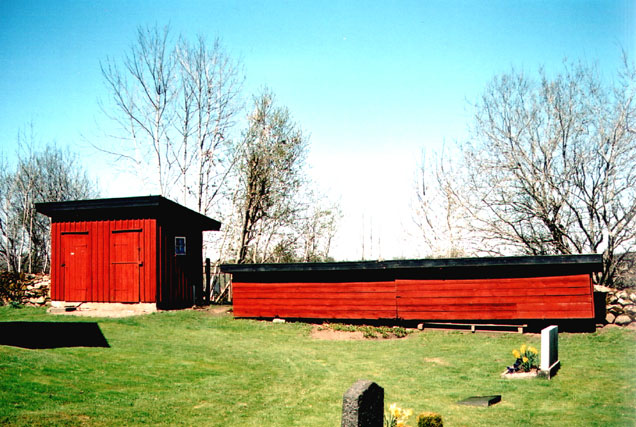 Valtorps kyrkogård, ekonomibyggnad och stegbod.