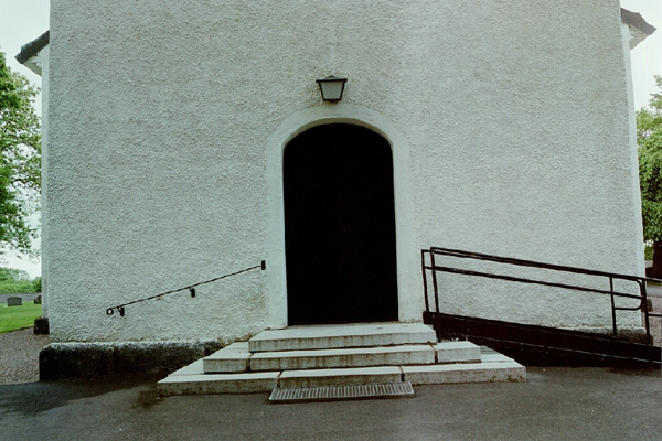 Stenstorps kyrka exteriör port. Negnr 01/269:5a