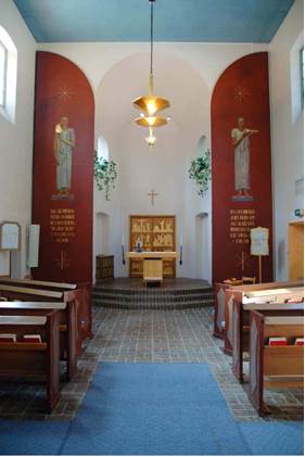 Trots flera ombyggnader av krematoriekapellet har
Fridens kapell fått behålla sitt ursprungliga uttryck, vilket
står i tydlig kontrast mot Ljusets kapell. Den medvetna
färgsättningen, de högt placerade fönstren och rummets
stora volym skänker den fridfullhet som gett kapellet dess
namn.