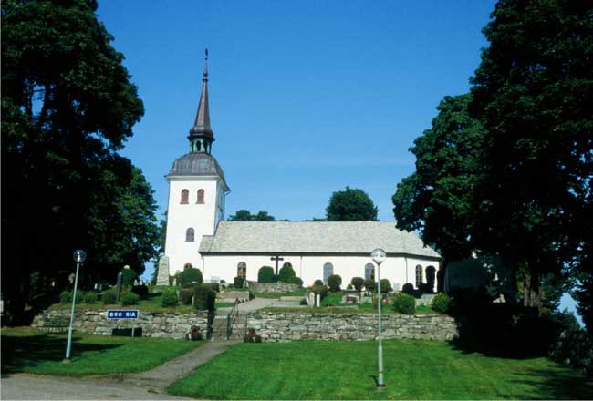 Bro kyrka med begravningsplatsen söder omkyrkan.