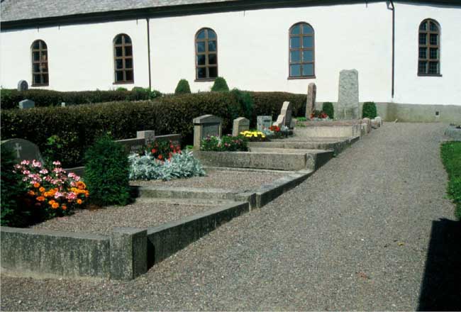 Grusgravar söder om Bro kyrka.