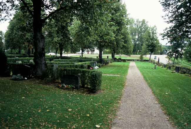 Äldre del av kyrkogården, mot söder.