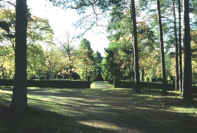 Visnums kyrka med del av gamla vägsträckningen norr om kyrkan.