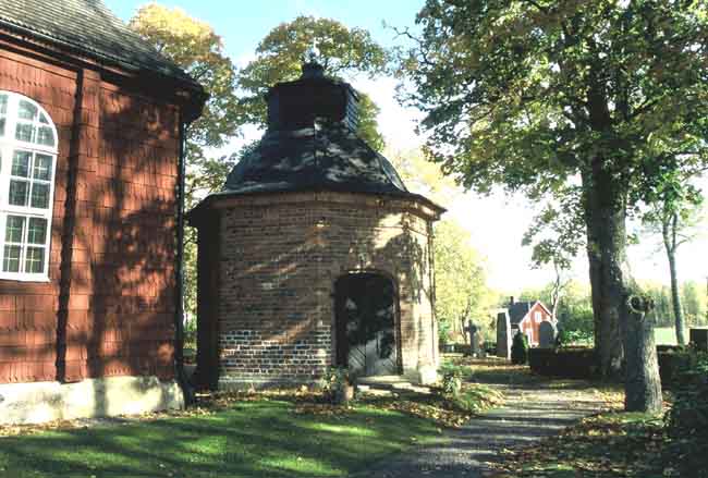 Gravkoret norr om kyrkan.