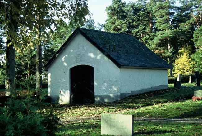 Bårhuset nordost om kyrkan.