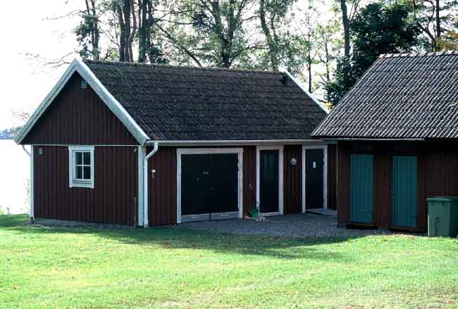 Servicebyggnad för kyrkogårdsskötseln, söder om kyrkogården.