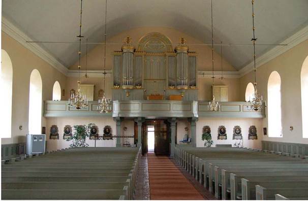 Orgelläktaren med sin pampiga orgel underbyggdes 1996-97 med utrymmen för bl.a. körövning. De stora bänkkvarteren sträcker sig över hela långhusets längd. 