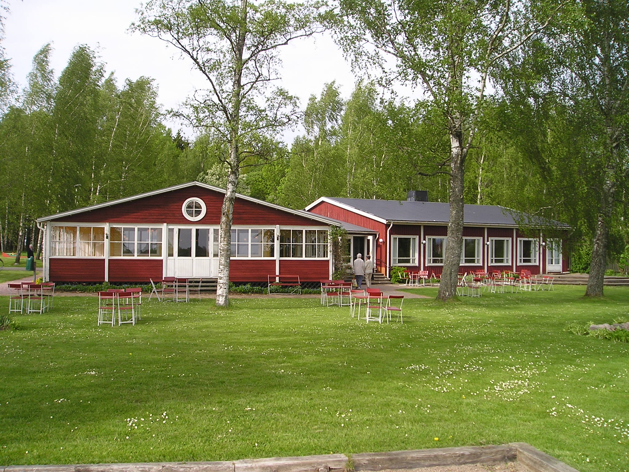 Sommargården från söder. Till höger ses tillbyggnaden
gjord 1961.
