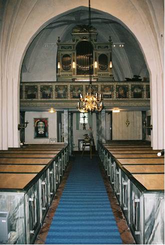 Kyrkorummet åt väst med orgelfasad och läktare från år 1897 med användande av 1717-års läktarbarriär. 