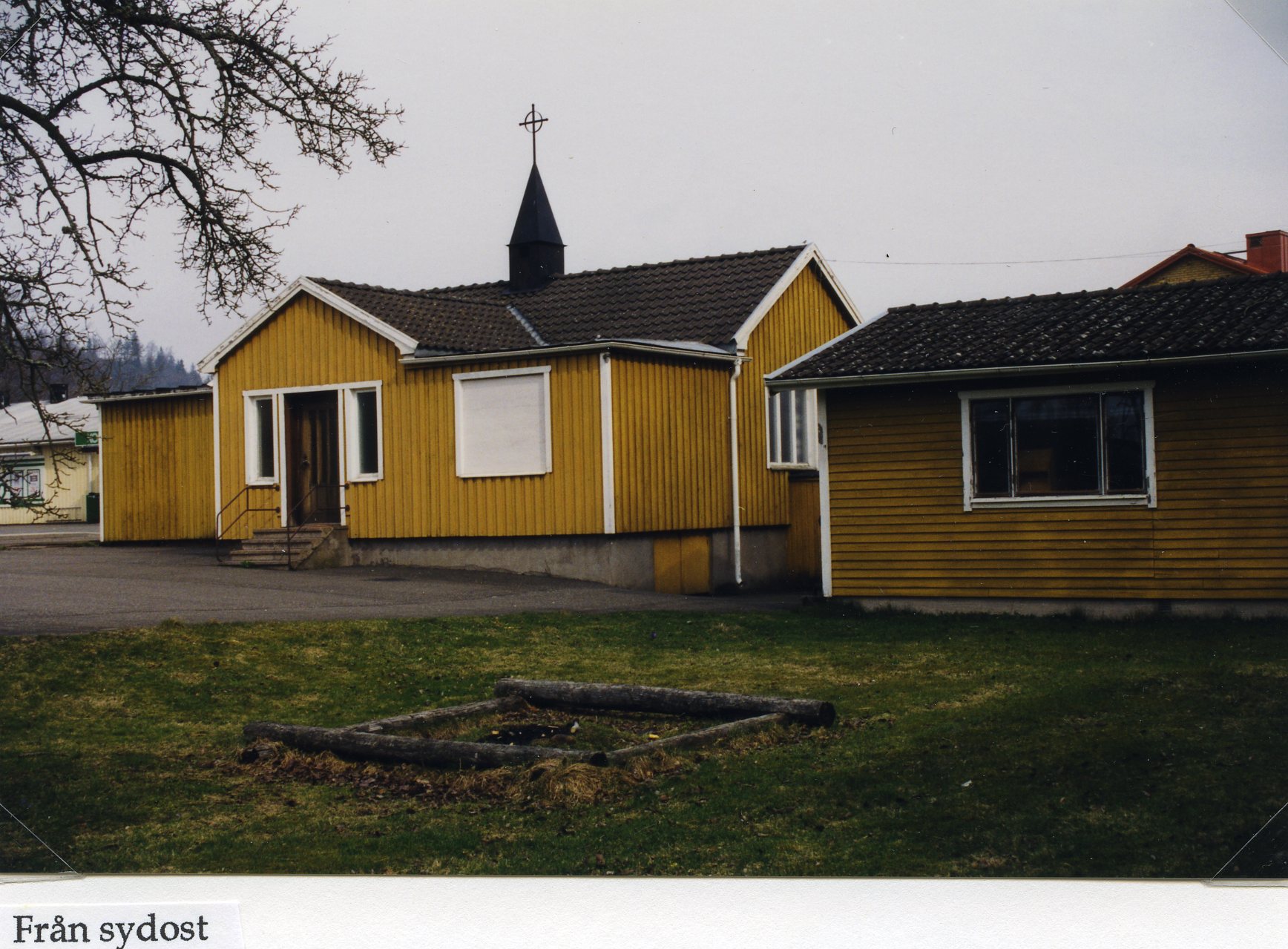 Kyrkan med Värsås-stugan i förgrunden.