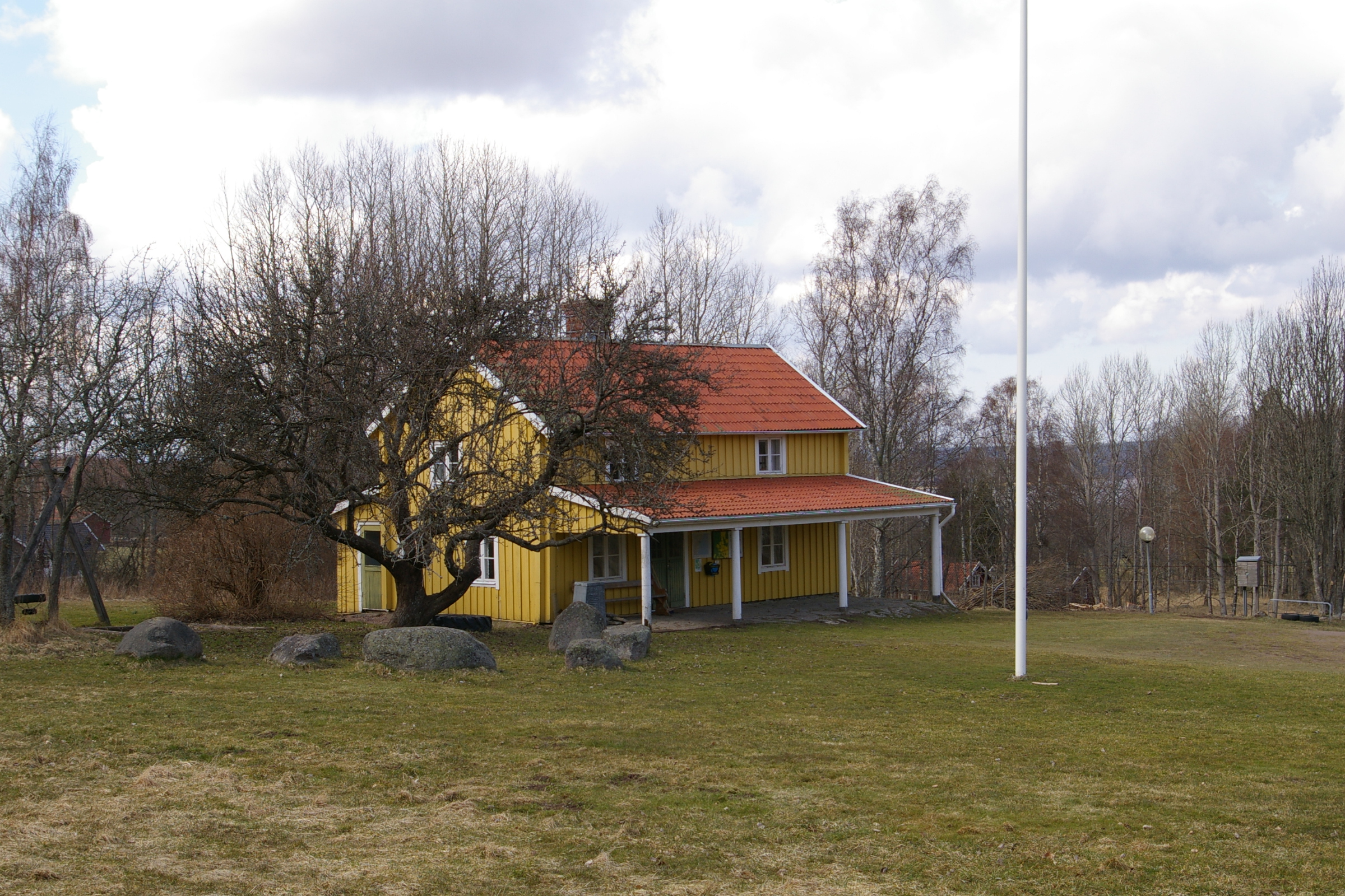 Det gamla bostadshuset är nu huvudbyggnad på fritidsgården. Sedd från sydost