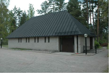 Kapellet öster om kyrkan med 1970-talets typiska utformning