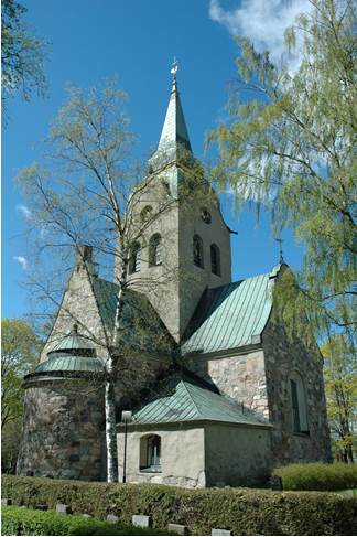 Kyrkan med absiden i öster och den utbyggda sakristian i nordöst.