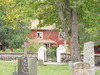 Den tidigare prästgården ligger i nära anslutning på kyrkogårdens södra sida. Digitalfoto Rolf Hammarskiöld