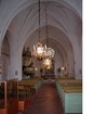 Kyrkorummet med bänkrader, altargång, kor, altare och predikstol etc.

Bänkarnas gröna och gula färger är ett bjärt inslag i kyrkorummet. Före 1970 var bänkarna hållna i en blågrön ton som med tiden hade mörknat och ansågs dyster. 
Digitalfoto Svensk Klimatstyrning AB
