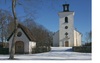 Rytterne kyrka med omgivande, terrasserad kyrkogård och bårhuset från 1950 i förgrunden - Digitalfoto Svensk Klimatstyrning AB